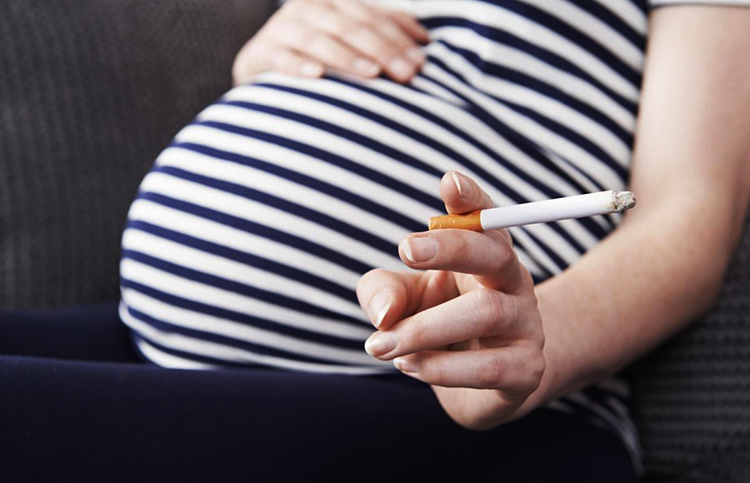 Беременная женщина курит