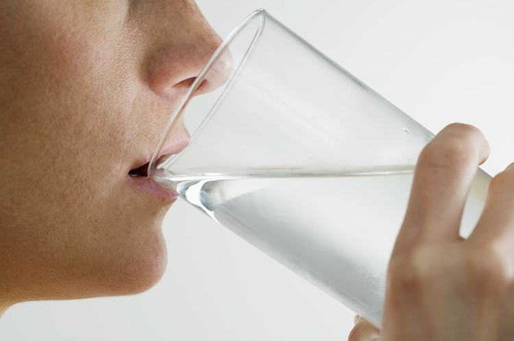 Питье воды из стакана