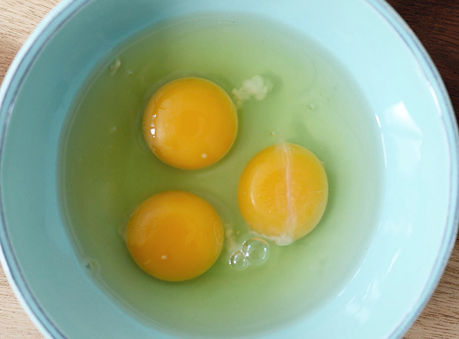 3 сырых яйца