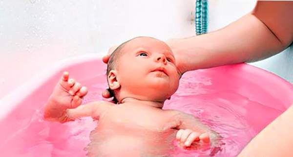 Малыш в ванной с марганцовкой